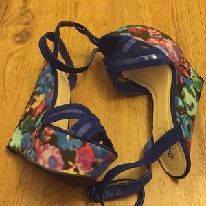 Floral print summertime fine wedges